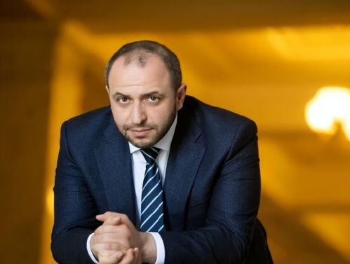 俄乌局势：泽连斯基的抉择与国际棋局