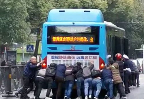 公交午高峰抛锚警民齐上阵化险为夷
