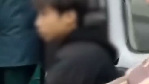 湖南一老人被男孩轻微触碰后摔倒，真相让人深思