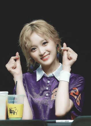 李兰迪金发造型惊艳亮相，甜美与酷帅并存的多元魅力