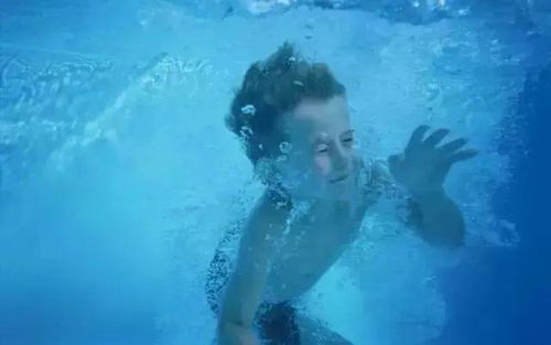 惊险一刻！两名男孩乘橡皮艇漂离海岸1公里，幸好有他们