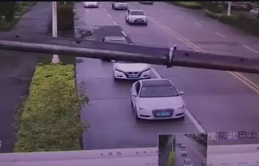 男子驾车突遇天降剪刀，扎在车头瞬间惊魂！