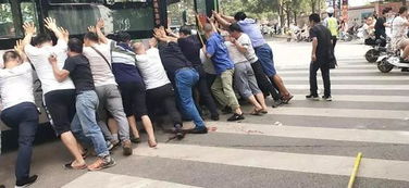 惊险瞬间！女子躺路中间被卷入公交车底，众人合力上演生死救援