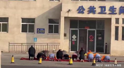 公共卫生间门口环卫工集体趴地，背后真相竟是这样……