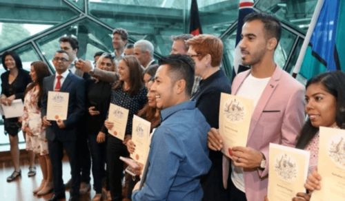 美方“金卡”移民热潮：25万人排队申请背后的故事