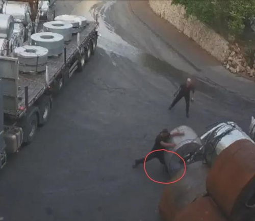 徒手扛钢卷是什么概念？他用行动告诉你什么叫力量与毅力