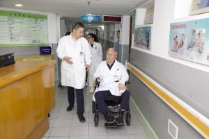 轮椅上的坚守：走近那位用爱诠释医者仁心的渐冻症医生