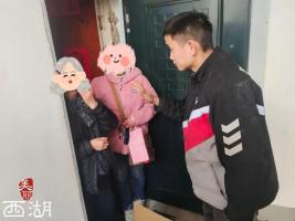 暖心！杭州95后快递小哥助力老人挽回3万多元