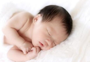 育儿嫂睡梦中压住婴儿，真相远比想象更复杂