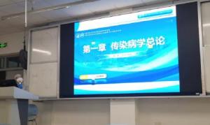 亲历者视角：任课老师全副武装上传染病学课，这一幕让我终身难忘