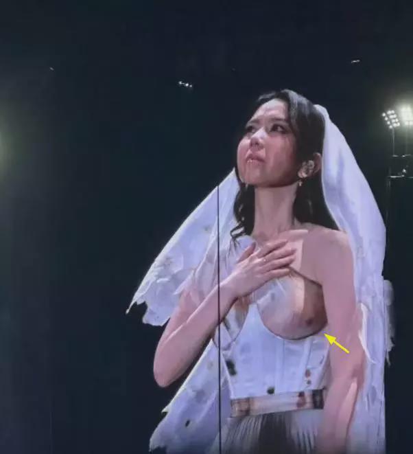 邓紫棋演唱会上泪洒舞台，她用歌声诉说心声