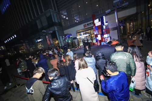 杭州人商场门口通宵排队买国产鞋，背后的故事令人深思