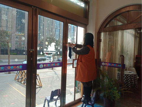 窗明几净：他用双手擦亮生活的每一寸角落