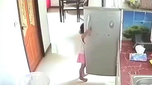 惊魂一刻：冰箱倒地砸中小孩，众人合力救援的暖心瞬间