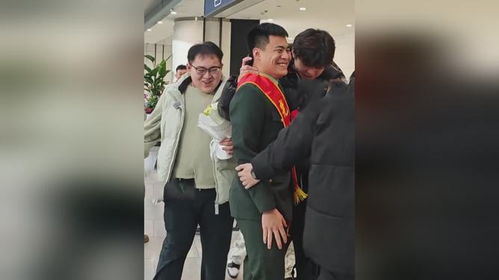 感动！男生退役归来，兄弟手捧鲜花接站的暖心瞬间