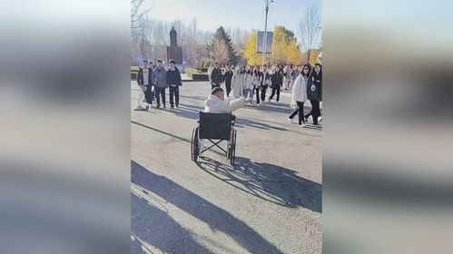 男生腿受伤坐轮椅被好友推向女生群：一场意外引发的温暖故事