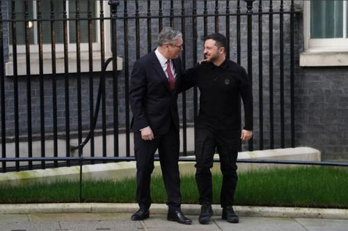 泽连斯基与英首相合影时竖大拇哥：一场外交舞台上的微妙互动