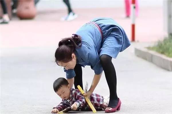 意外瞬间：摄影师的失误与宝宝的坚强