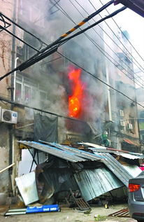 惊魂一刻：煤气罐街头爆燃，路人四散奔逃