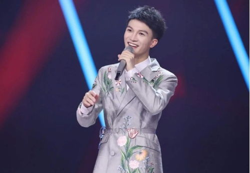 周深在美国唱响《灯火里的中国》：歌声点亮异国夜空