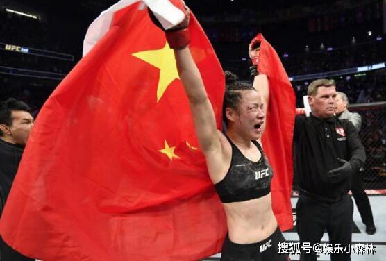 张伟丽在博物馆外跳起李羲承进行曲，她的舞蹈点燃了整个城市