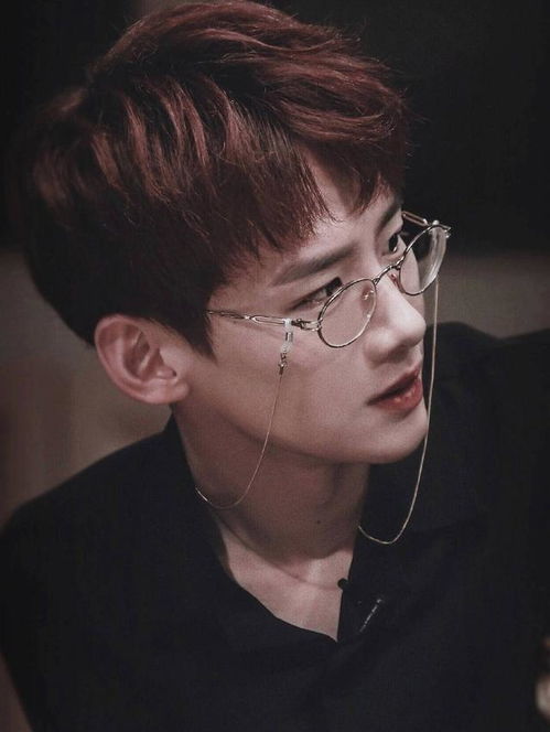 白敬亭石凯同框互动引发热议，暧昧氛围背后的故事