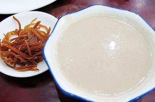 无福消受的豆汁：一场关于传统与味蕾的奇妙邂逅