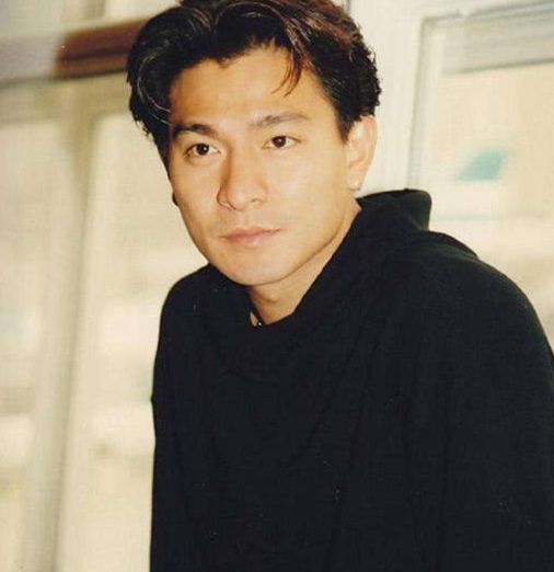 震惊！69岁老太与“梁朝伟”订婚，执意汇款17万背后的故事