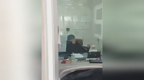 银行回应卧床老人被推到银行取钱事件：真相与温暖并存