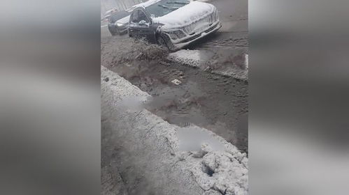 雪天行车需谨慎：路人被溅一身雪的尴尬瞬间