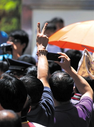 场外的守望：那些不为人知的故事