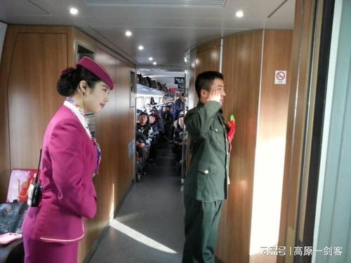 高铁站偶遇退役军人变装秀：从军装到便服的瞬间震撼