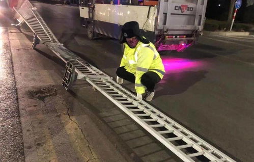 风雪中的温暖：六个学生合力推车感动全网