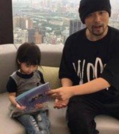 周杰伦给女儿理发，平凡中的巨星温情