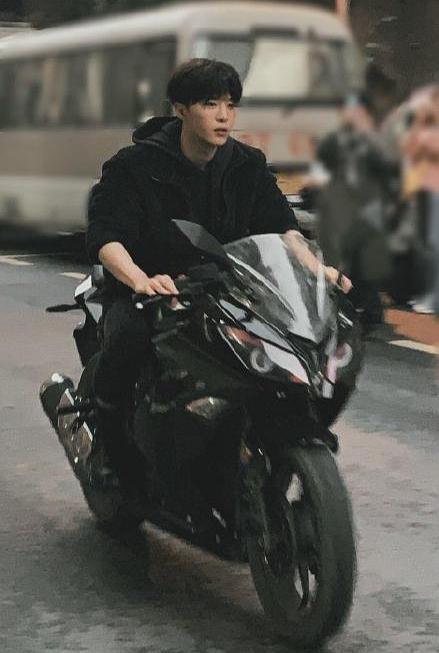 赵丽颖黄晓明骑摩托路透：一场关于自由与热爱的偶遇