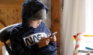 委员建议15岁以下学生禁用智能手机：家长和学生的两难选择