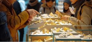 金价大跳水：入手即亏，他经历了什么？