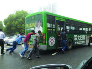 众人合力推车，温暖冬日的感人瞬间