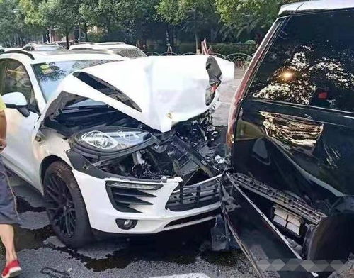 暖心一幕：车辆追尾后车主下车先握手