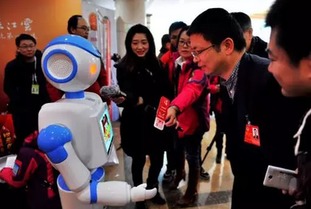 机器人记者亮相两会现场，与我亲密接触的奇妙体验