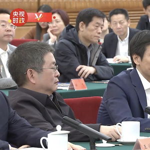 雷军亮相全国两会代表通道：小米SU7 Ultra交付与未来科技展望