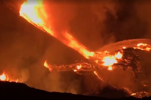 夏威夷基拉韦厄火山再度喷发，熔岩喷泉高达80米！
