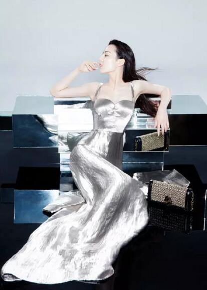 迪丽热巴与刘雨昕撞衫事件：时尚的较量还是巧合？