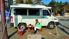 爸爸把房车开到校门口，只为让高三女儿有个温暖的休息港湾