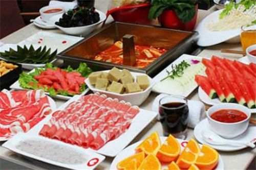 海底捞回应男子疑在锅底小便事件：真相究竟是什么？