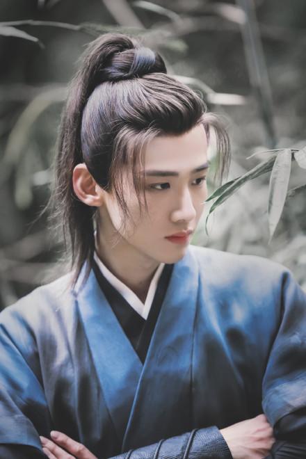 白敬亭两次抬眼含泪：从脆弱到坚强，他用实力诠释偶像与演员的双重身份