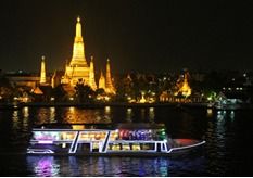 漫步湄南河畔：一场与长尾船的浪漫邂逅