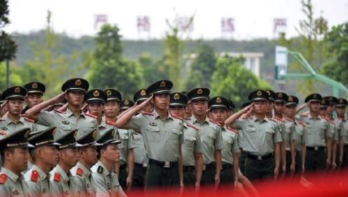 退役士兵穿军装捧鲜花回小学赴约：从军营到家乡的温暖旅程