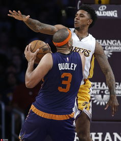 湖人逆转尼克斯豪取8连胜：东詹合砍63分，布伦森加时伤退