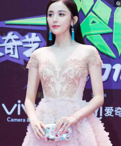 赵丽颖掌公主回归：从屏幕到舞台，她的光芒依旧闪耀